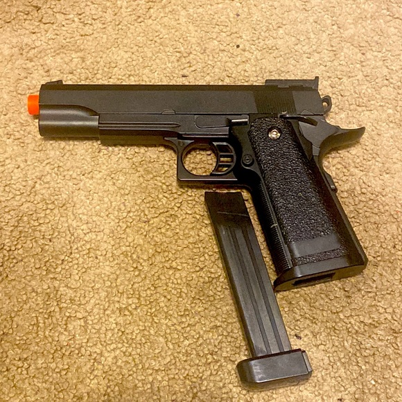 UKARMS G6 spring loaded airsoft pistol - Picture 3 of 3